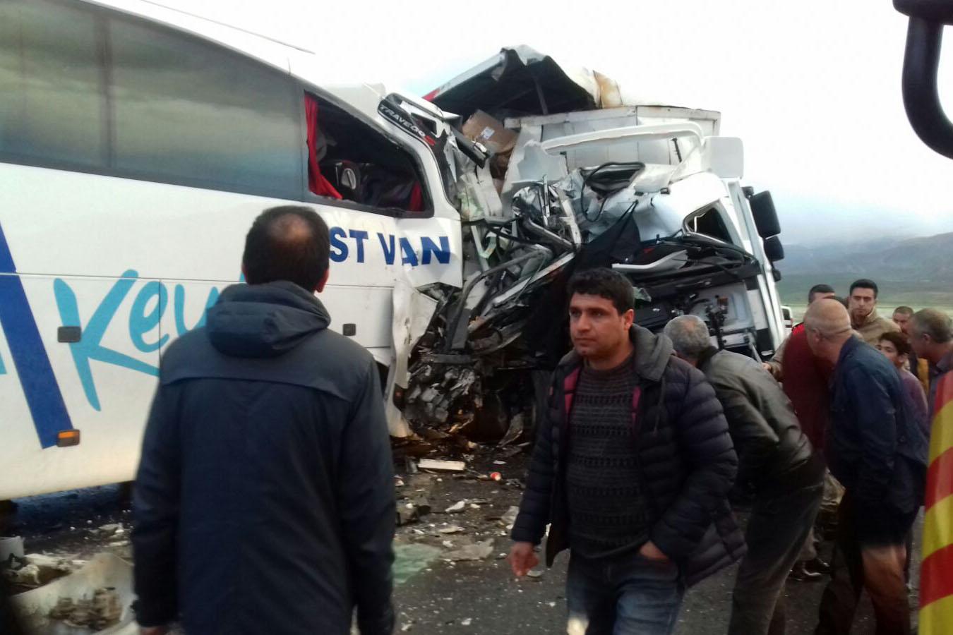 TIR ile yolcu otobüsü çarpıştı: Bir ölü 40 yaralı